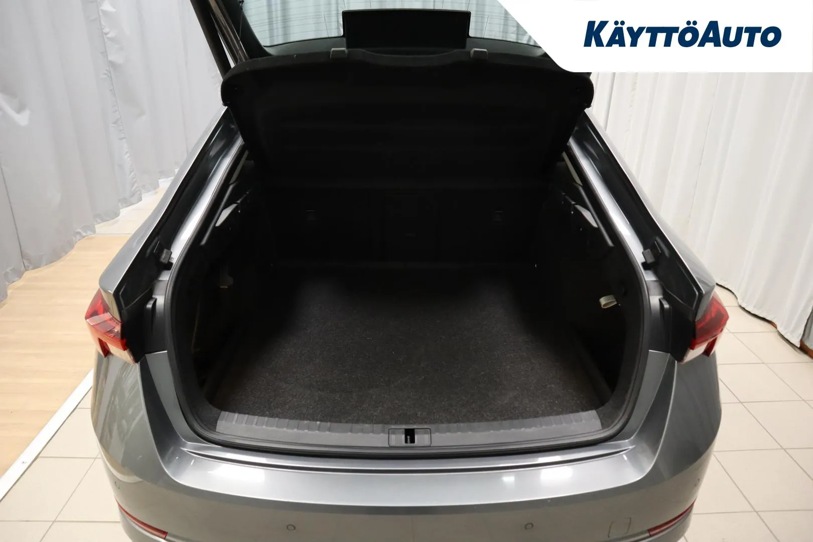 SKODA Octavia ZOU-826 carousel image