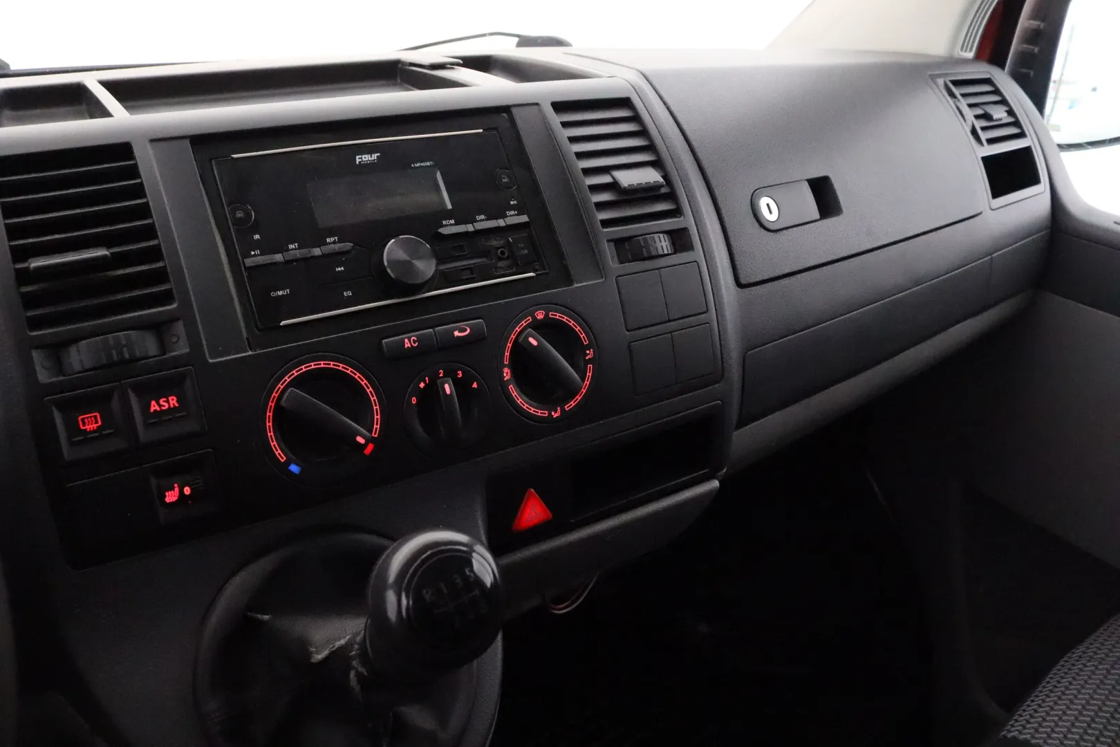 VOLKSWAGEN Transporter LPG-267 carousel image