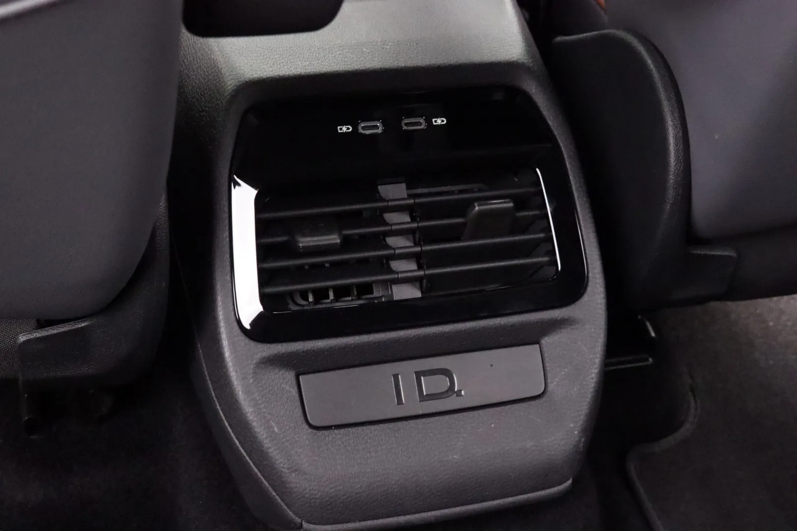 VOLKSWAGEN ID.4 XXJ-136 carousel image