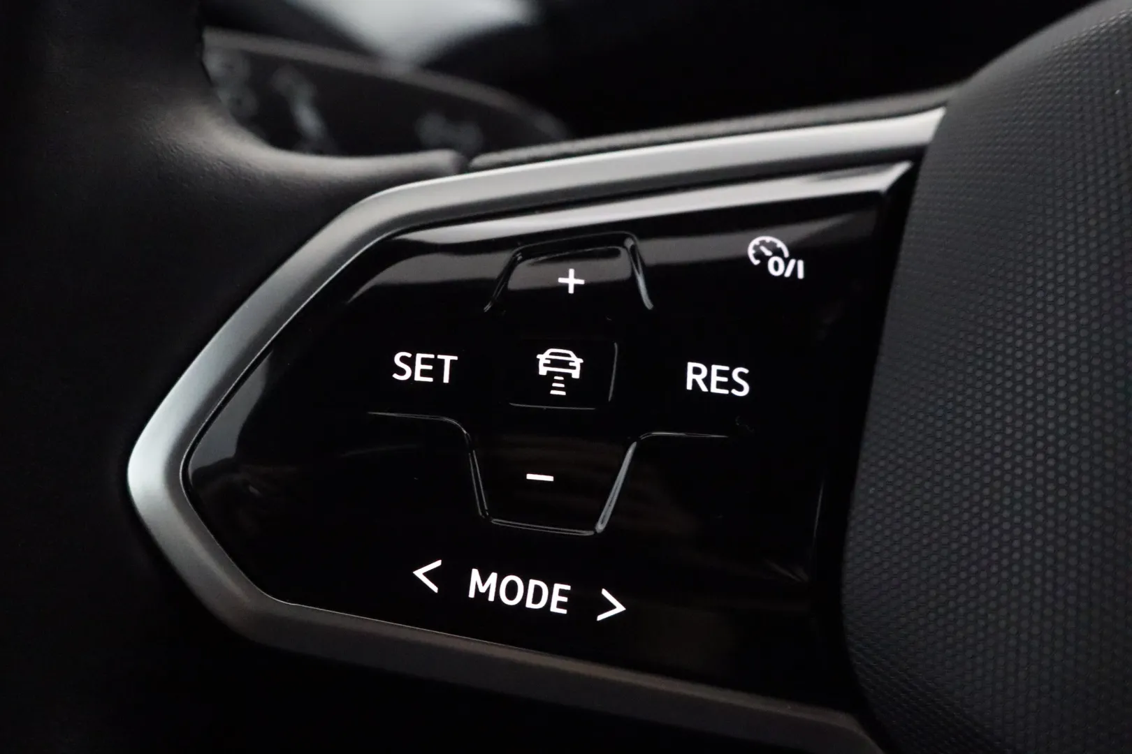 VOLKSWAGEN ID.4 XXJ-136 carousel image