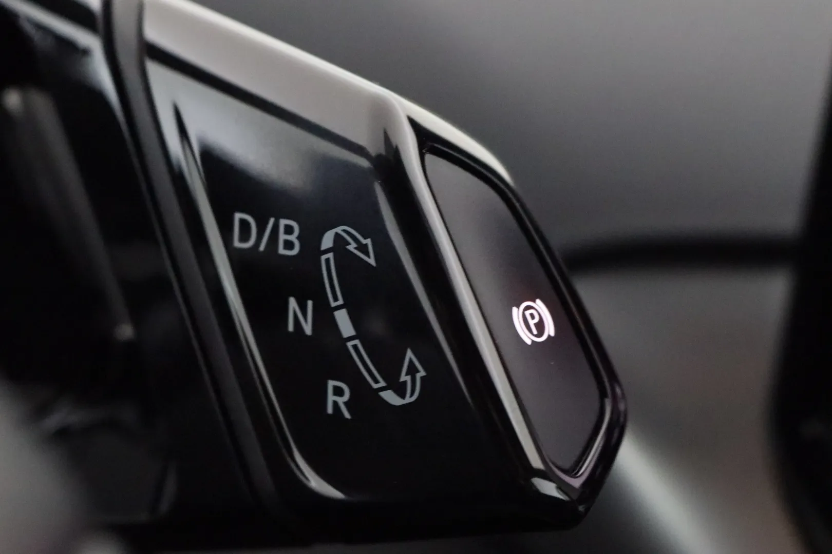 VOLKSWAGEN ID.4 XXJ-136 carousel image