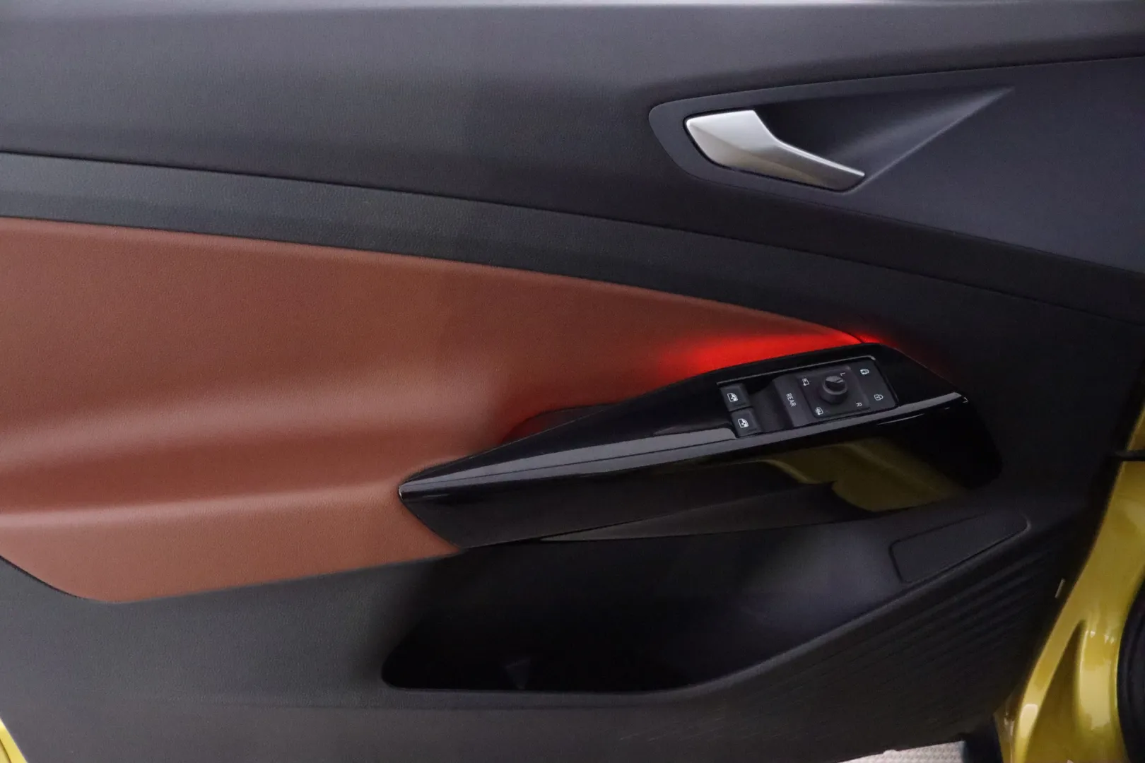 VOLKSWAGEN ID.4 XXJ-136 carousel image