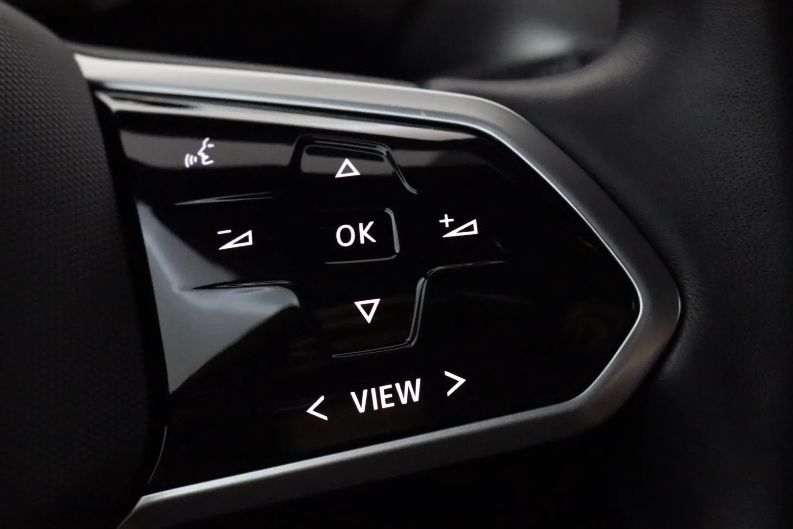 VOLKSWAGEN ID.4 XXJ-136 carousel image