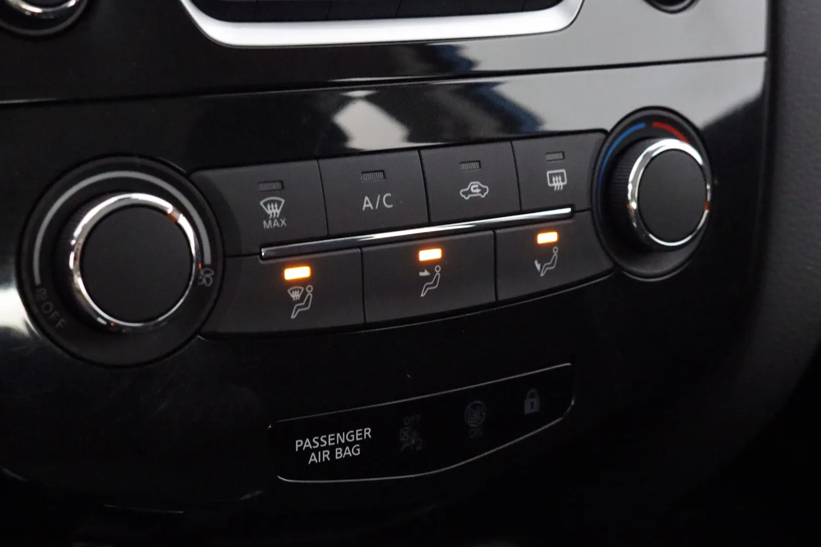 NISSAN Qashqai XOL-980 carousel image