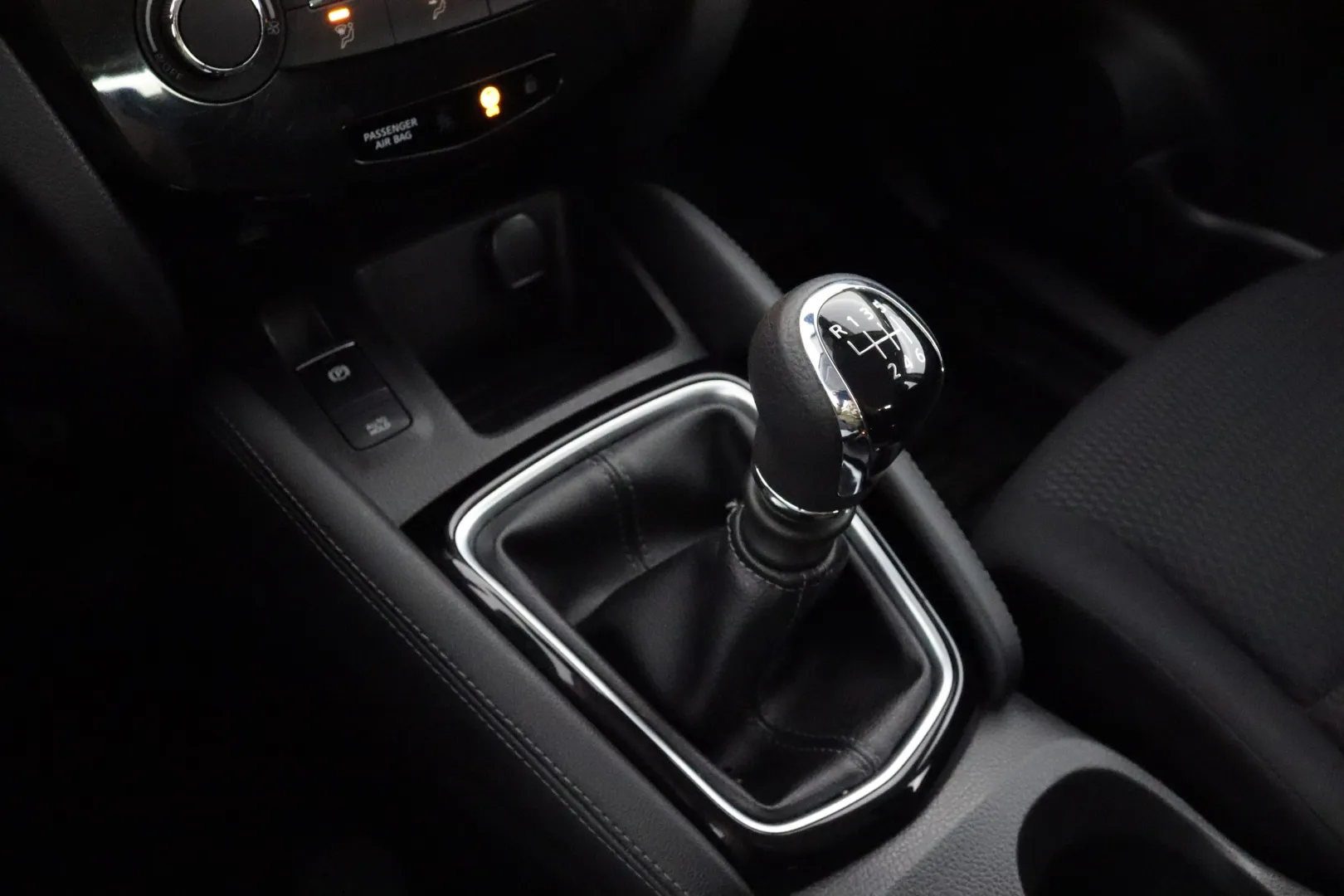 NISSAN Qashqai XOL-980 carousel image