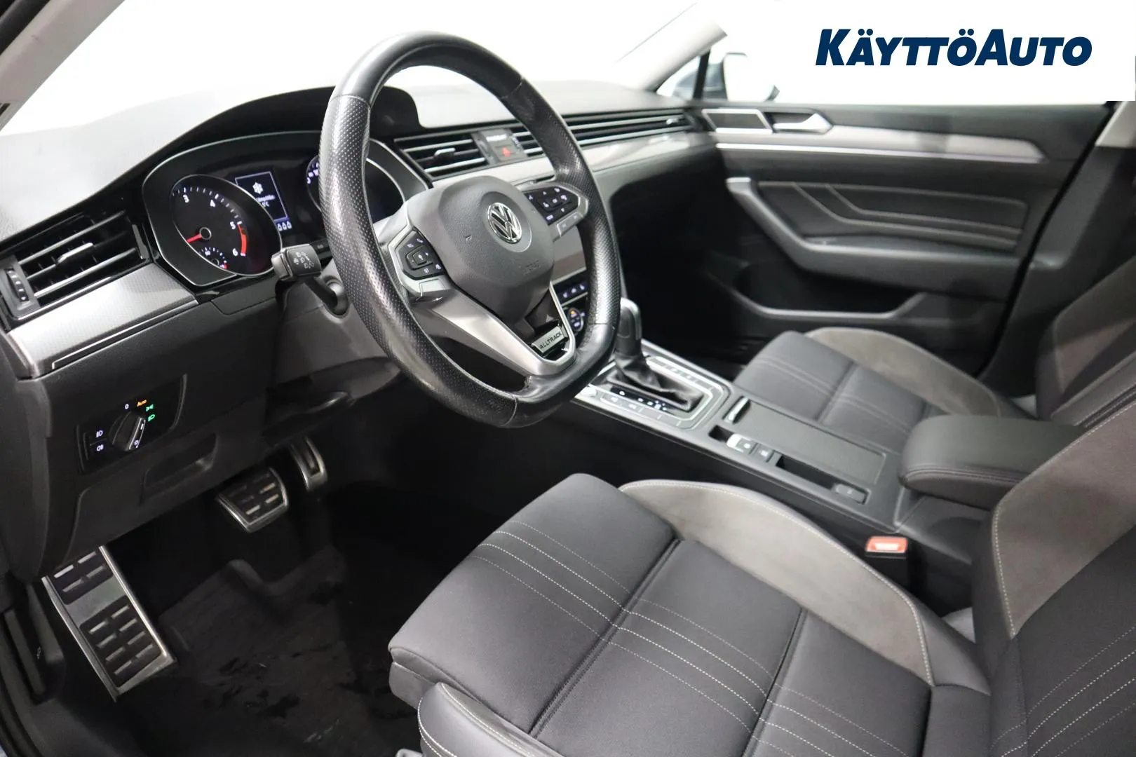 VOLKSWAGEN Passat GNT-762 carousel image