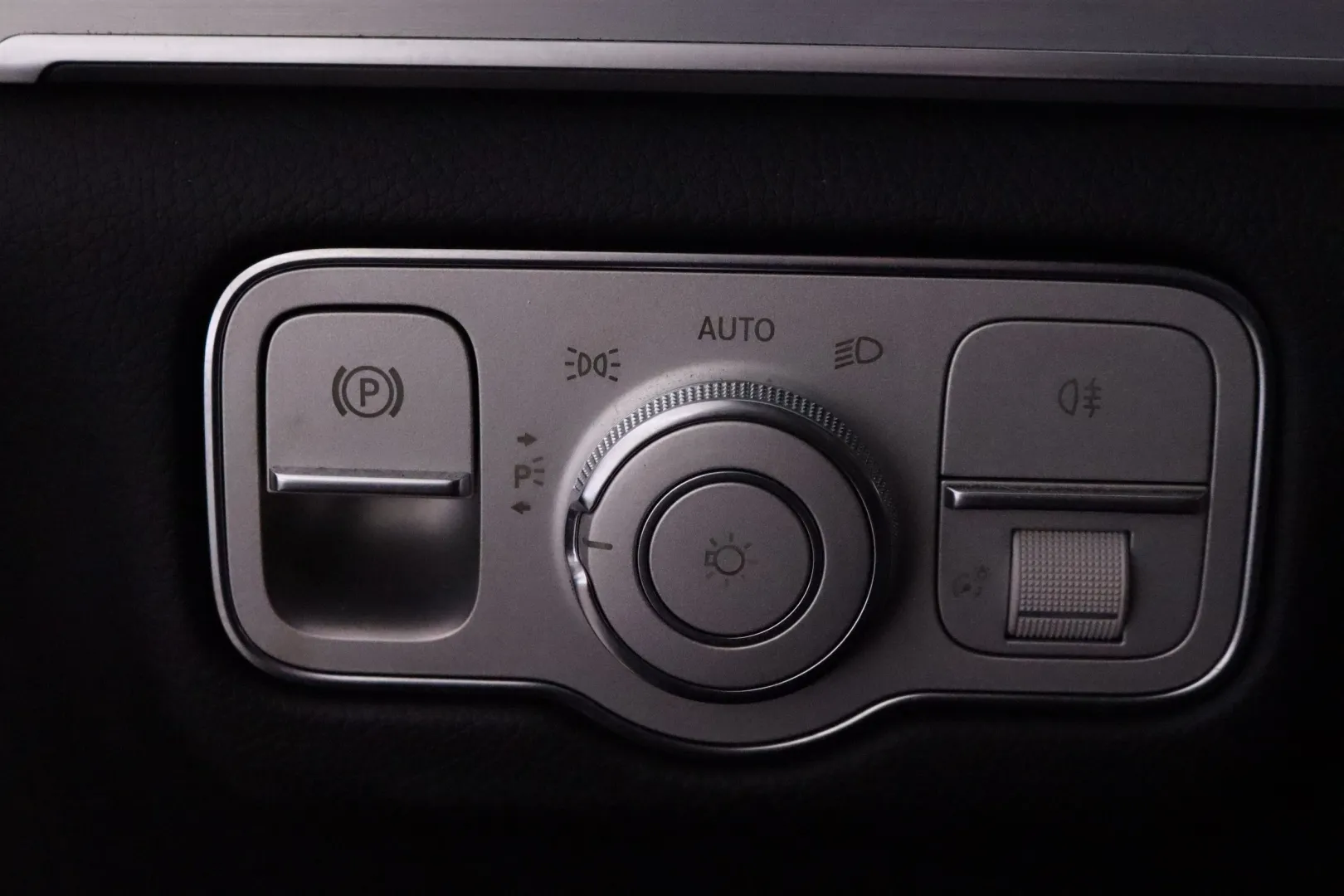 MERCEDES-BENZ GLE ZNT-606 carousel image