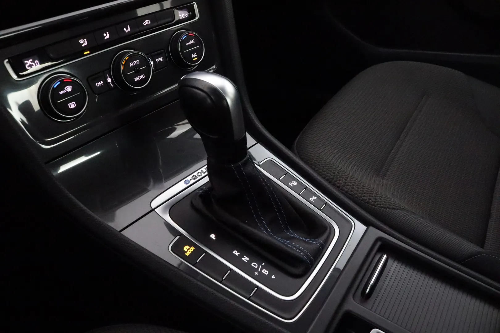 VOLKSWAGEN Golf FPB-184 carousel image