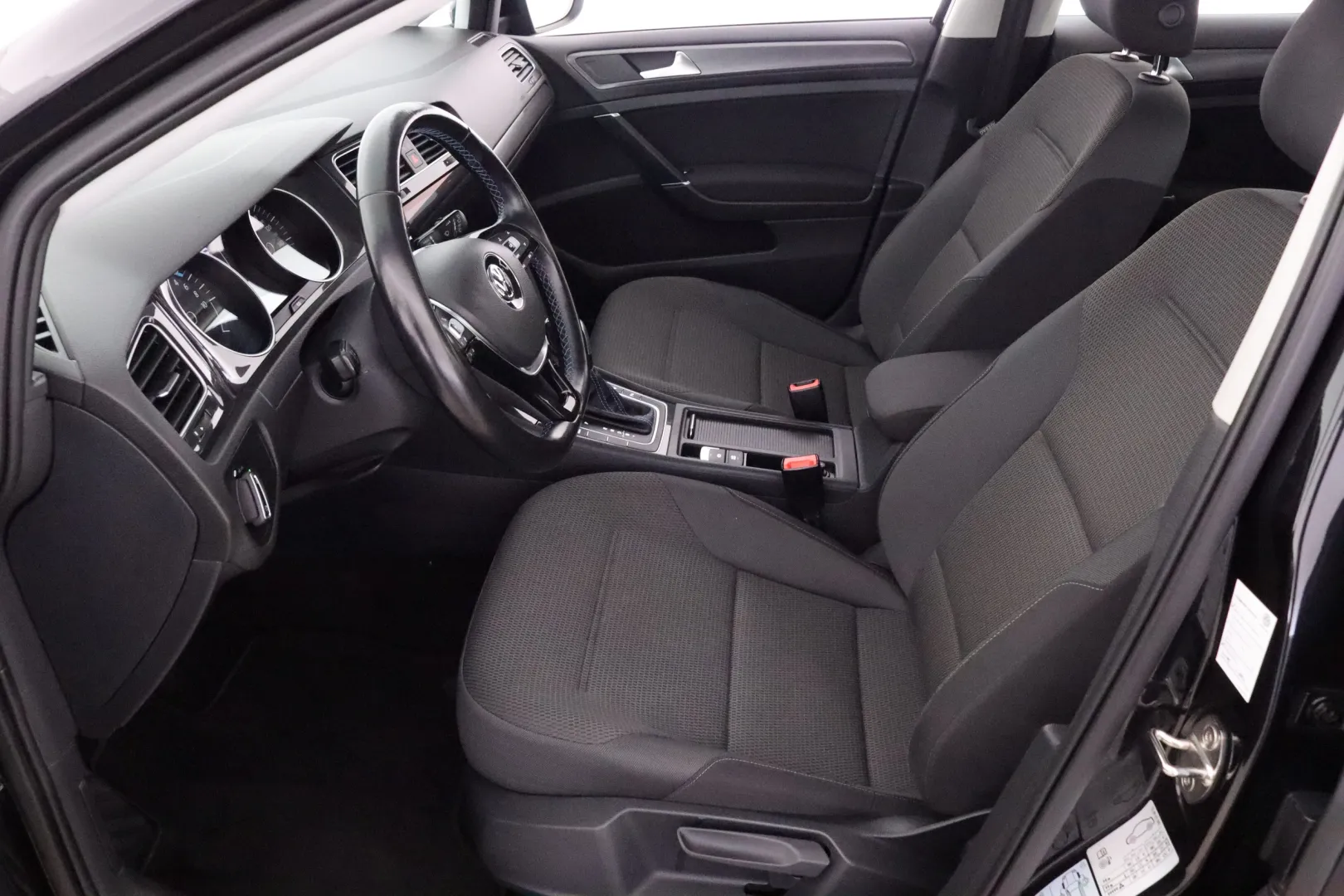 VOLKSWAGEN Golf FPB-184 carousel image