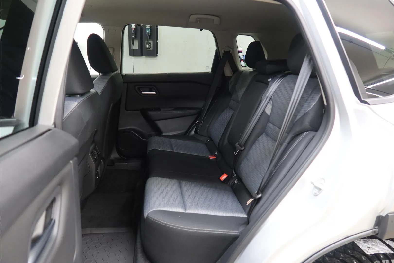 Nissan X-Trail XTJ-582 carousel image