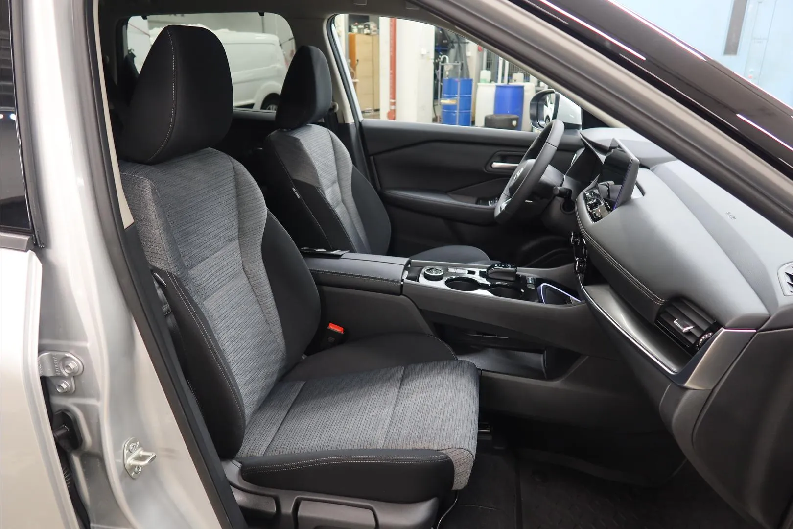 Nissan X-Trail XTJ-582 carousel image