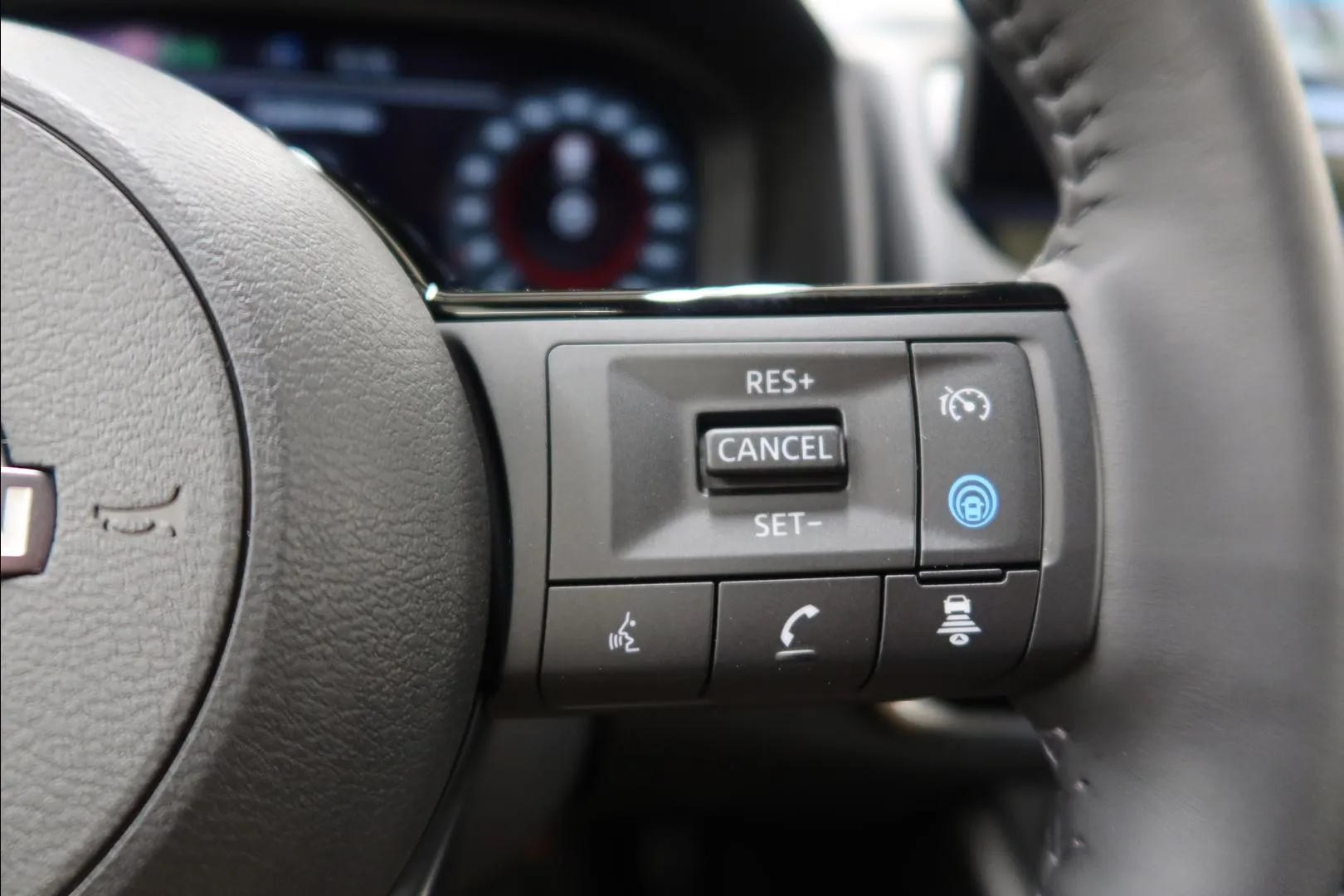 Nissan X-Trail XTJ-582 carousel image