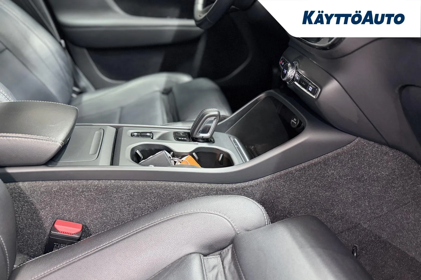 VOLVO XC40 YXK-174 carousel image