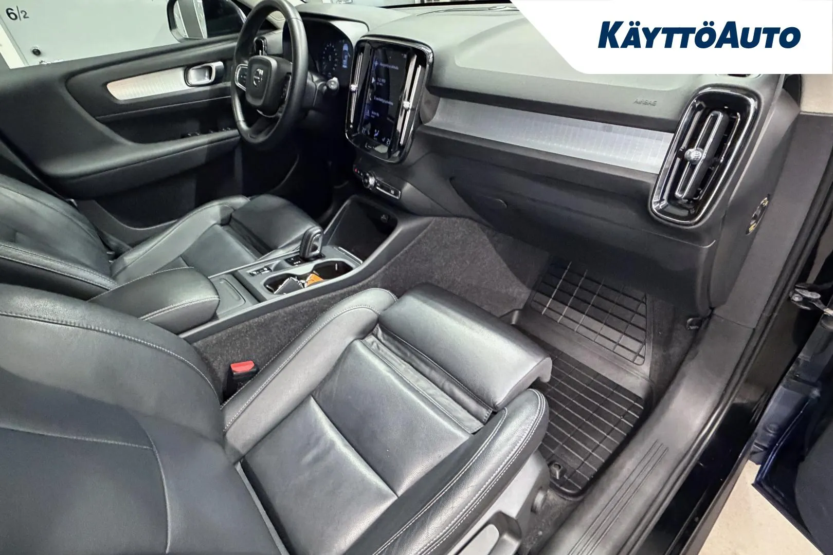 VOLVO XC40 YXK-174 carousel image