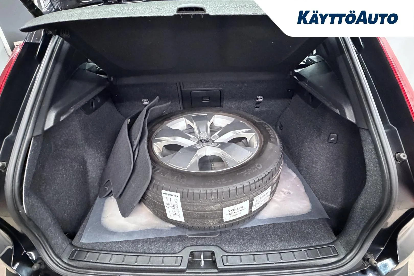 VOLVO XC40 YXK-174 carousel image