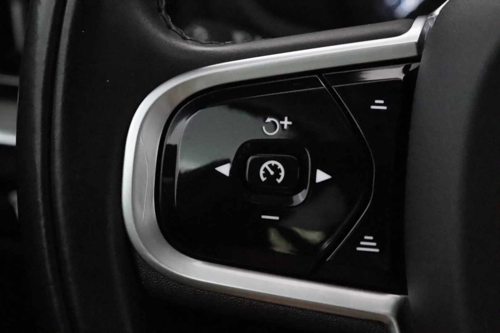 VOLVO V60 ZNU-176 carousel image