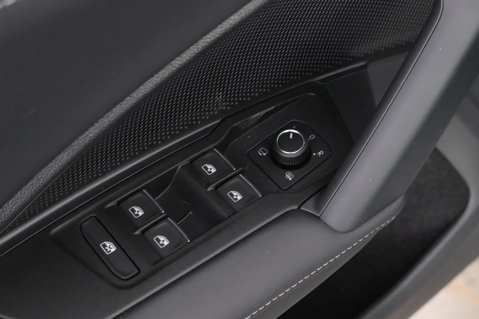 Volkswagen Tiguan LTM-751 carousel image