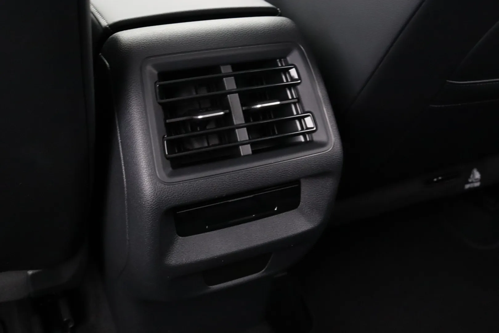 Volkswagen Tiguan LTM-751 carousel image