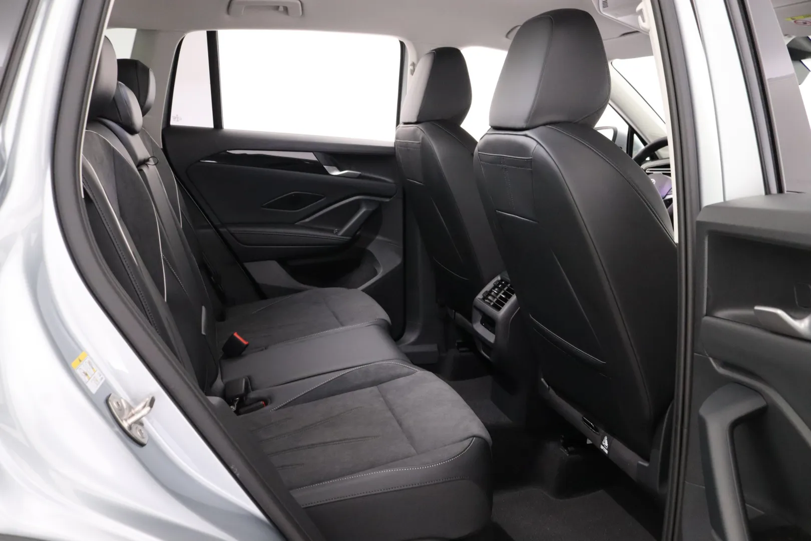 Volkswagen Tiguan LTM-751 carousel image