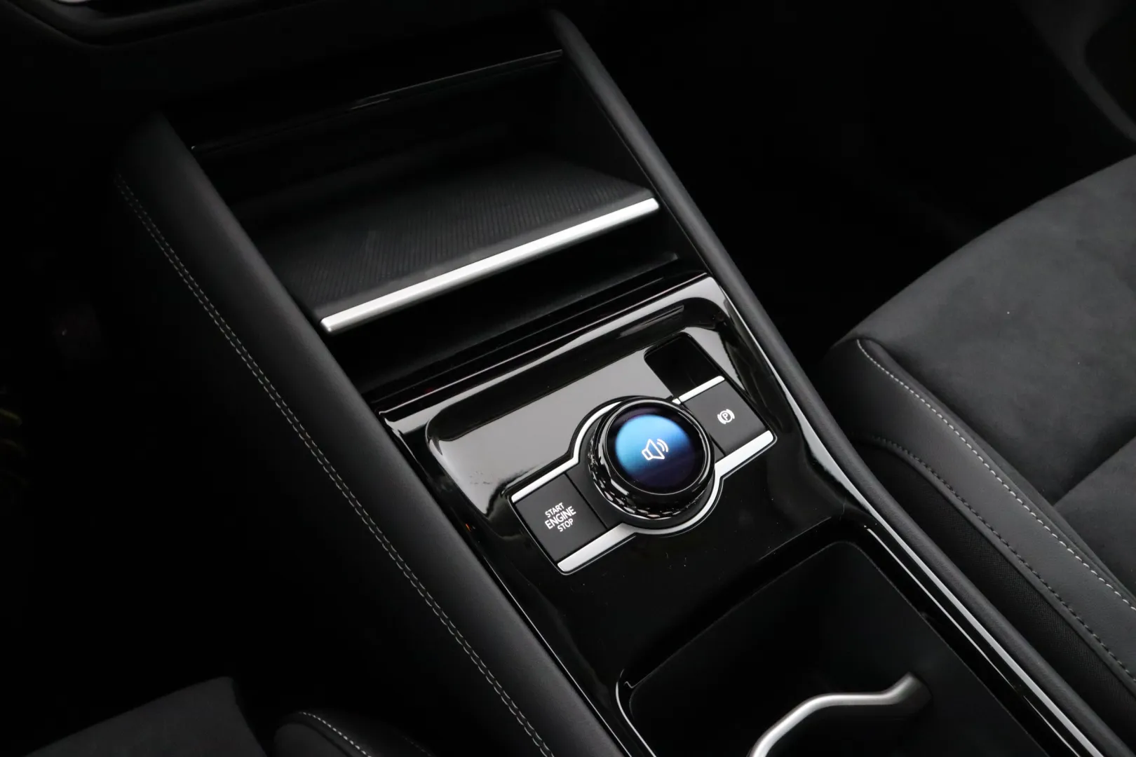 Volkswagen Tiguan LTM-751 carousel image