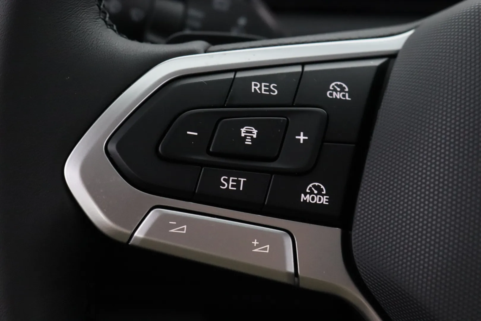 Volkswagen Tiguan LTM-751 carousel image