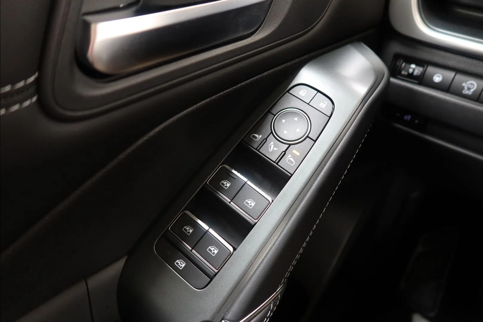 Nissan Qashqai ISU-637 carousel image