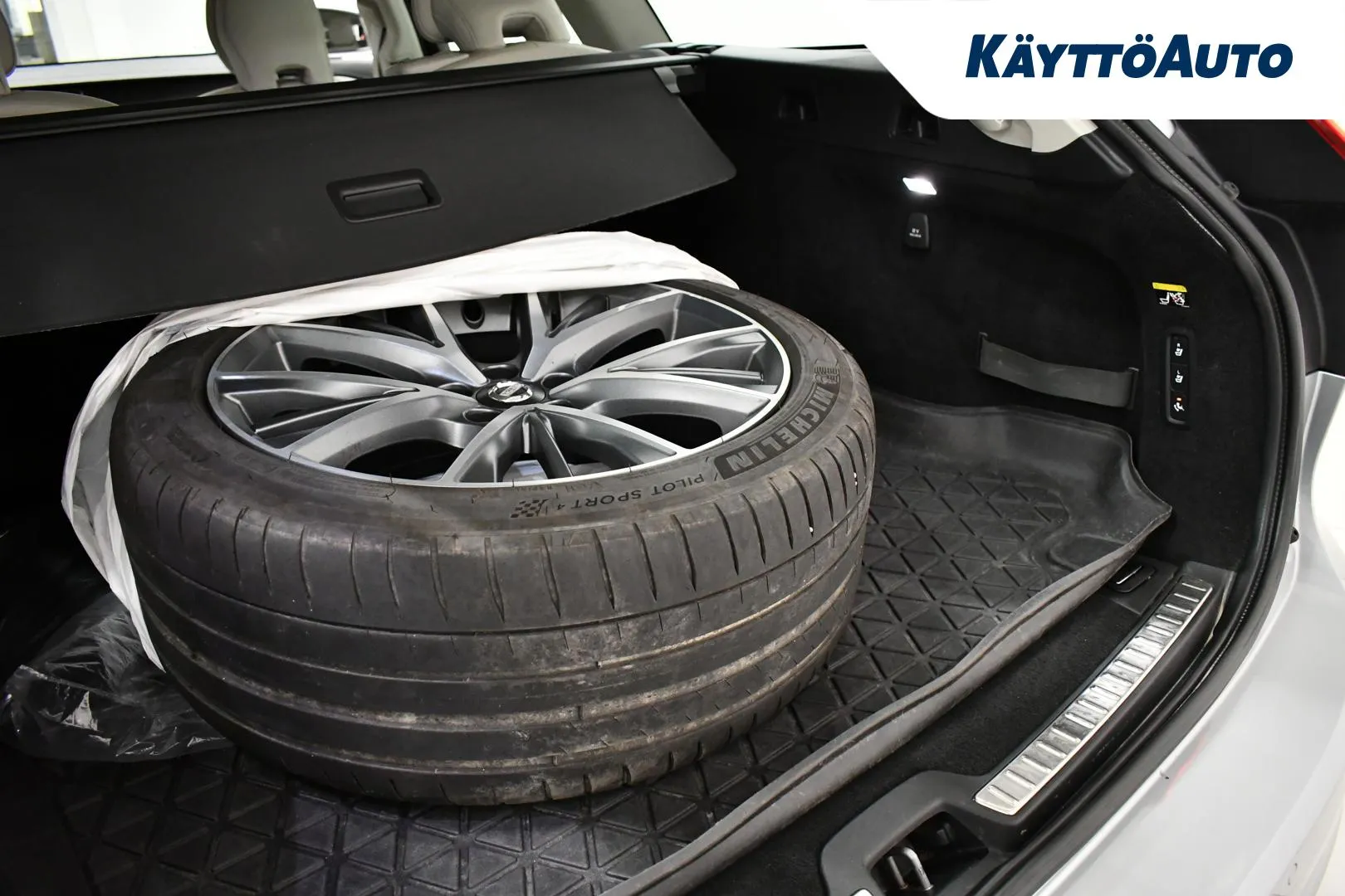 VOLVO V90 CLX-562 carousel image