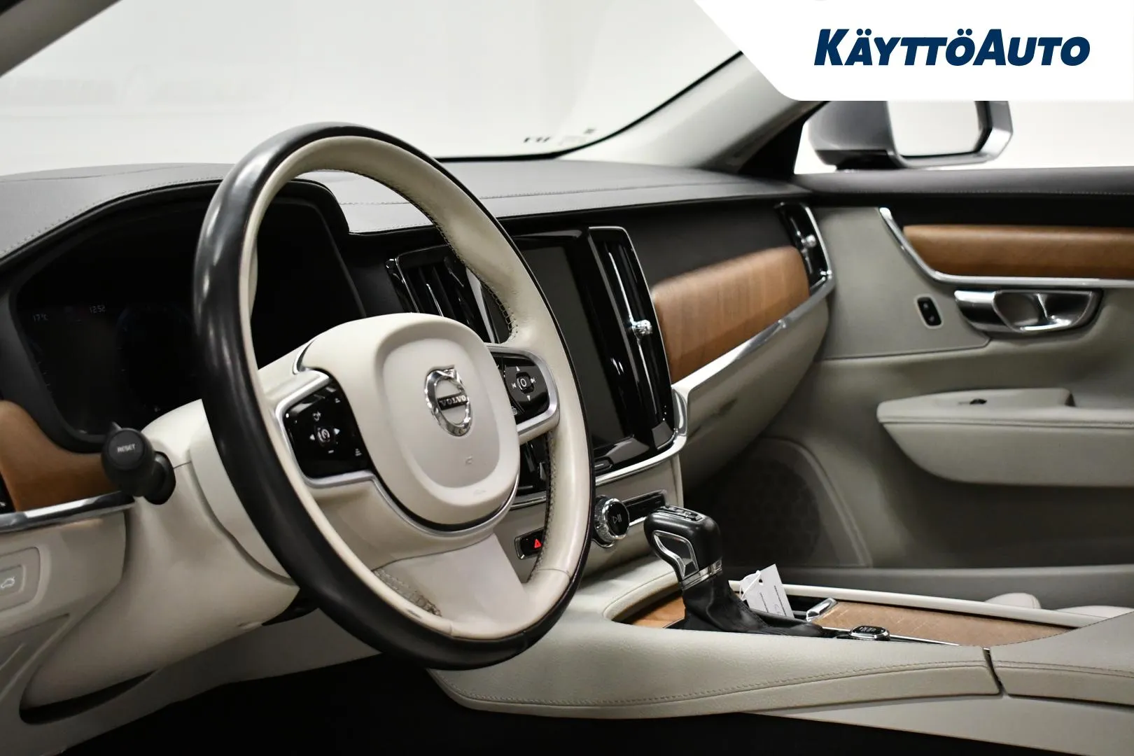 VOLVO V90 CLX-562 carousel image