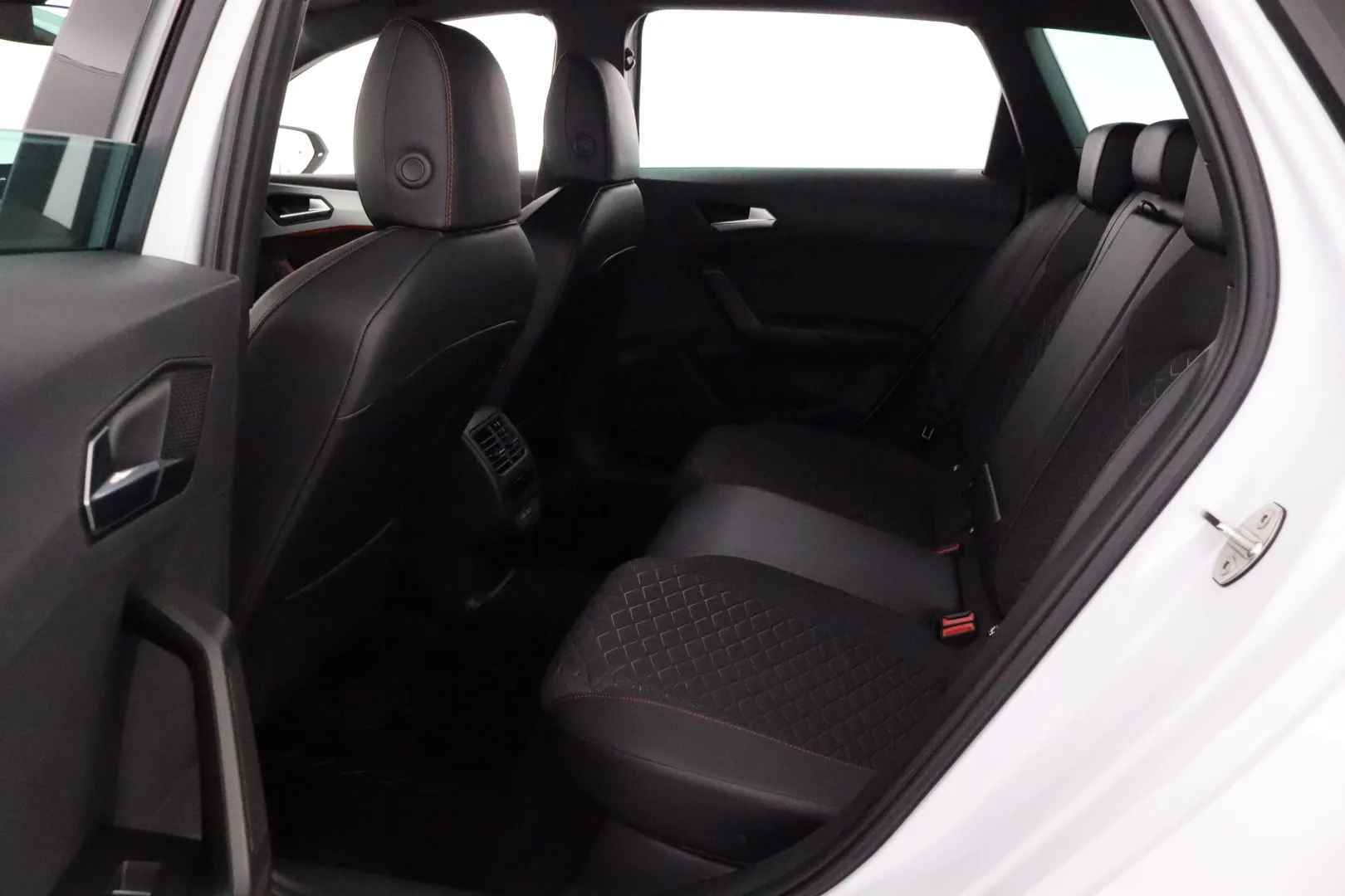 SEAT Leon Sportstourer MPK-573 carousel image