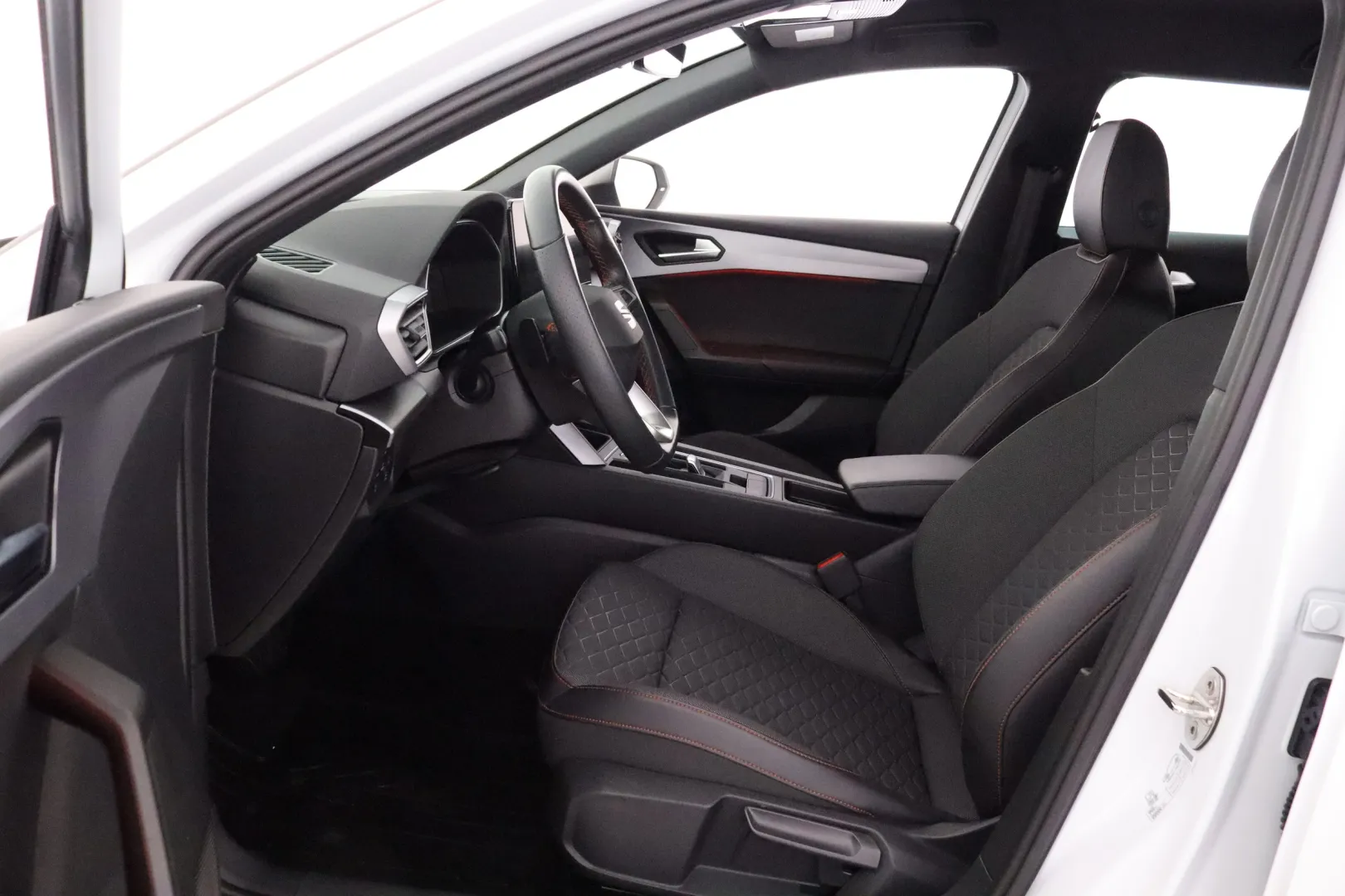 SEAT Leon Sportstourer MPK-573 carousel image