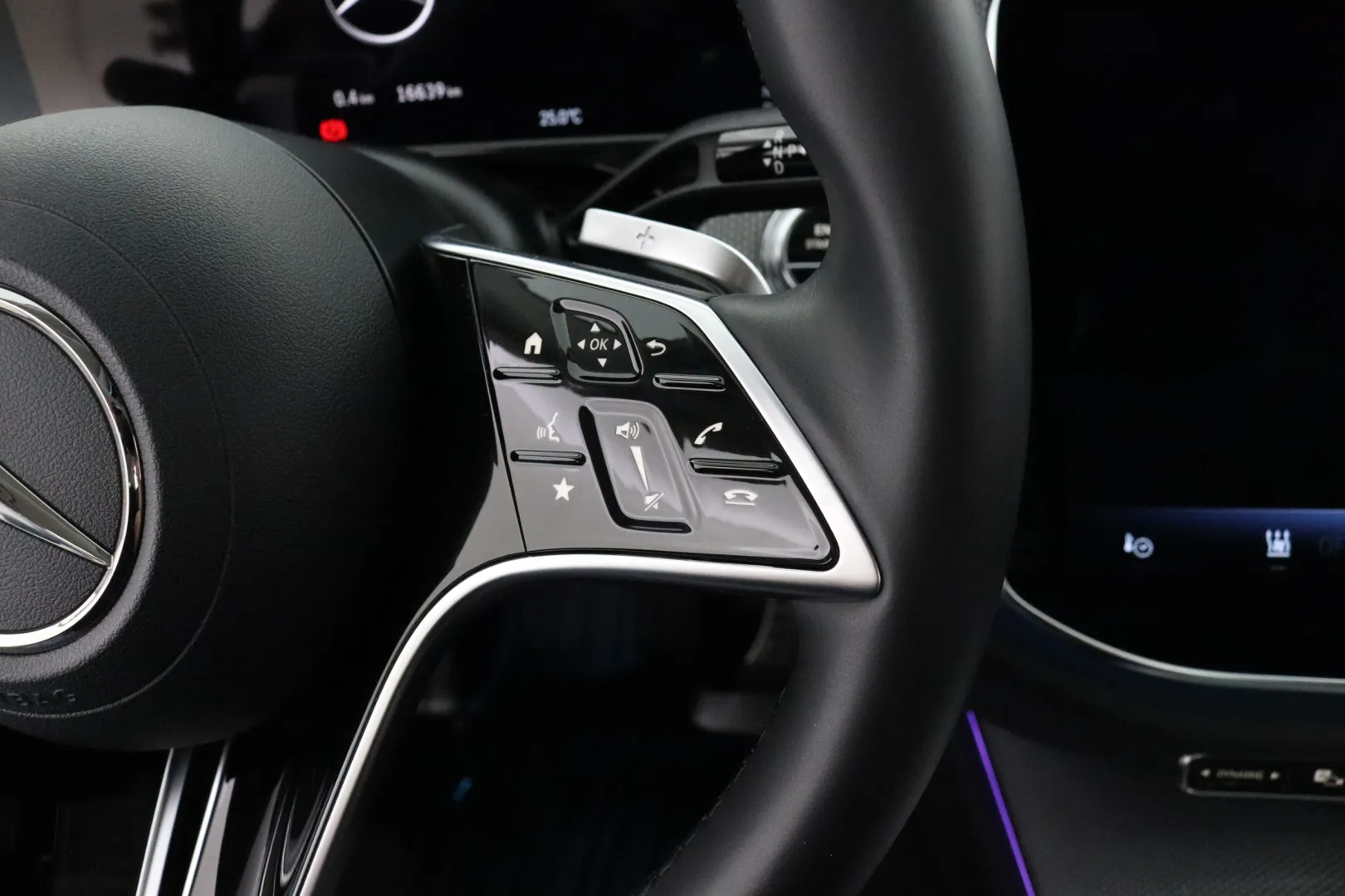 Mercedes-Benz E IRO-567 carousel image