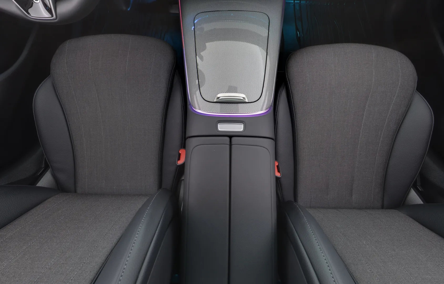 Mercedes-Benz E IRO-567 carousel image