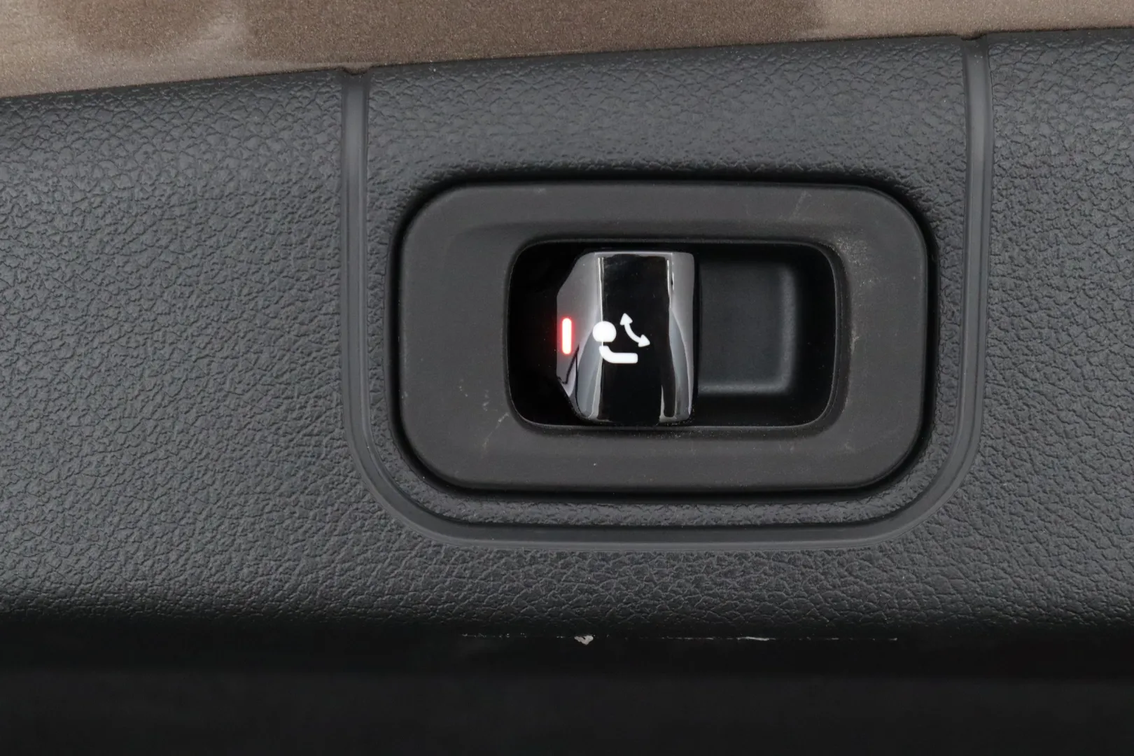 Mercedes-Benz E IRO-567 carousel image