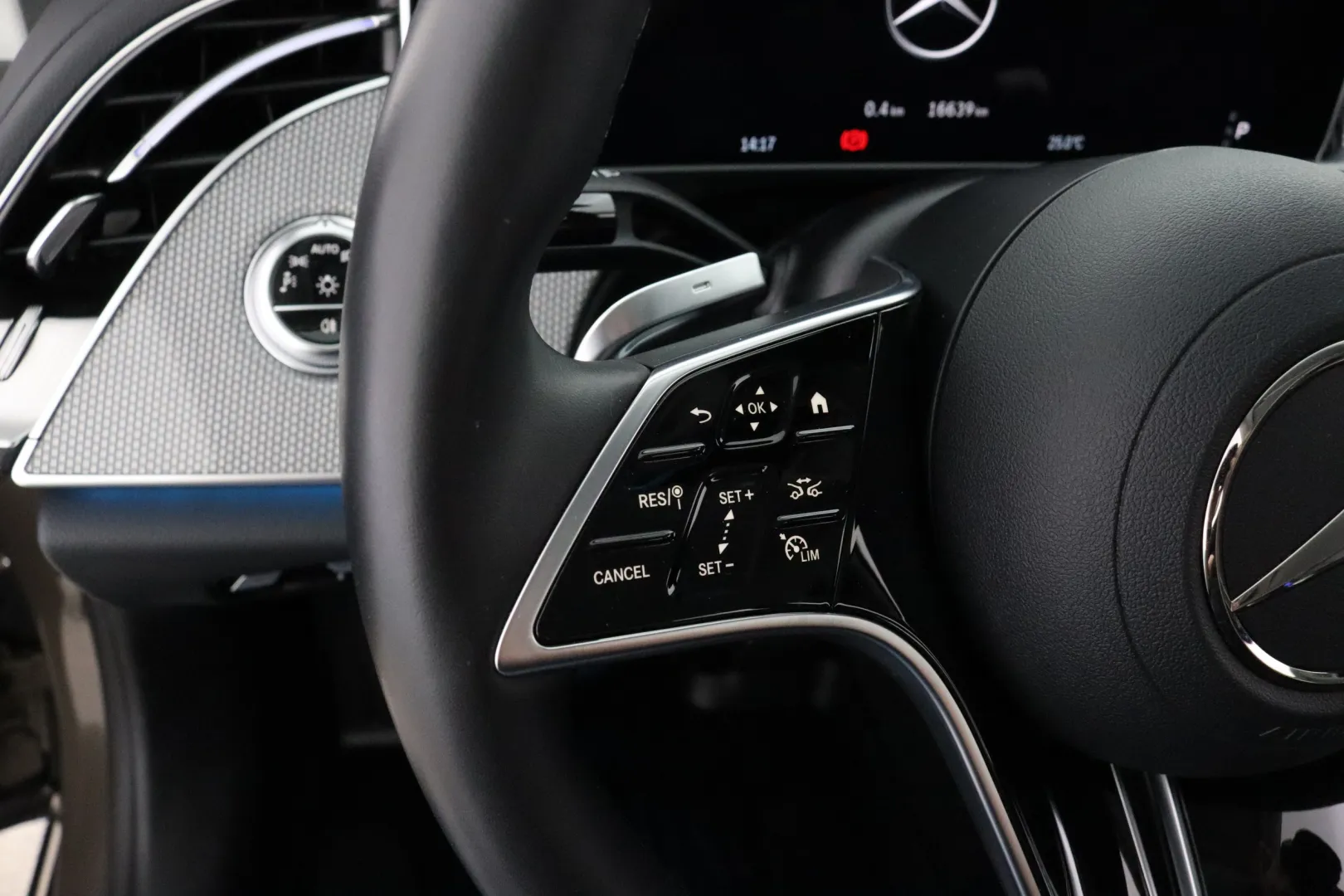 Mercedes-Benz E IRO-567 carousel image