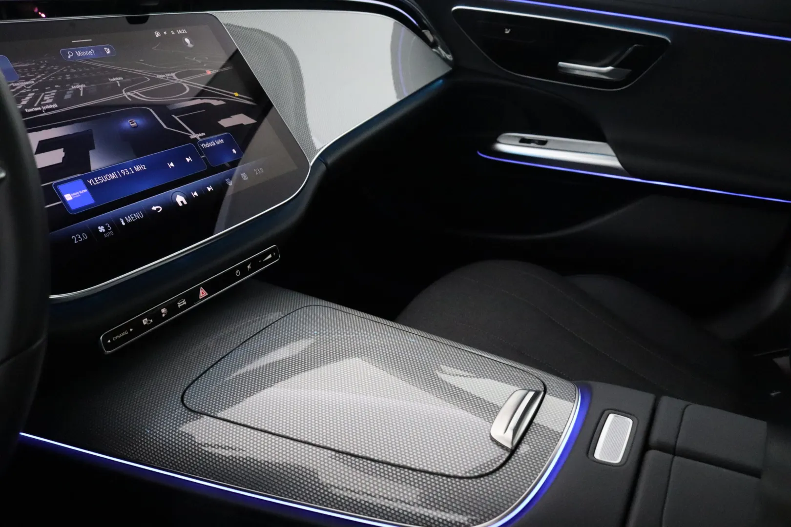 Mercedes-Benz E IRO-567 carousel image