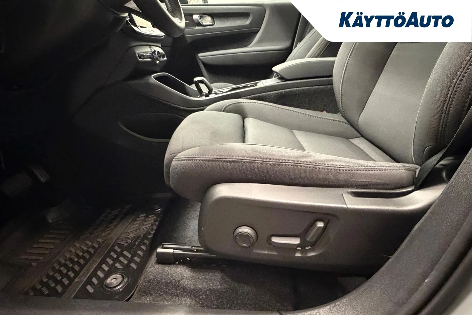 VOLVO XC40 YXS-321 carousel image