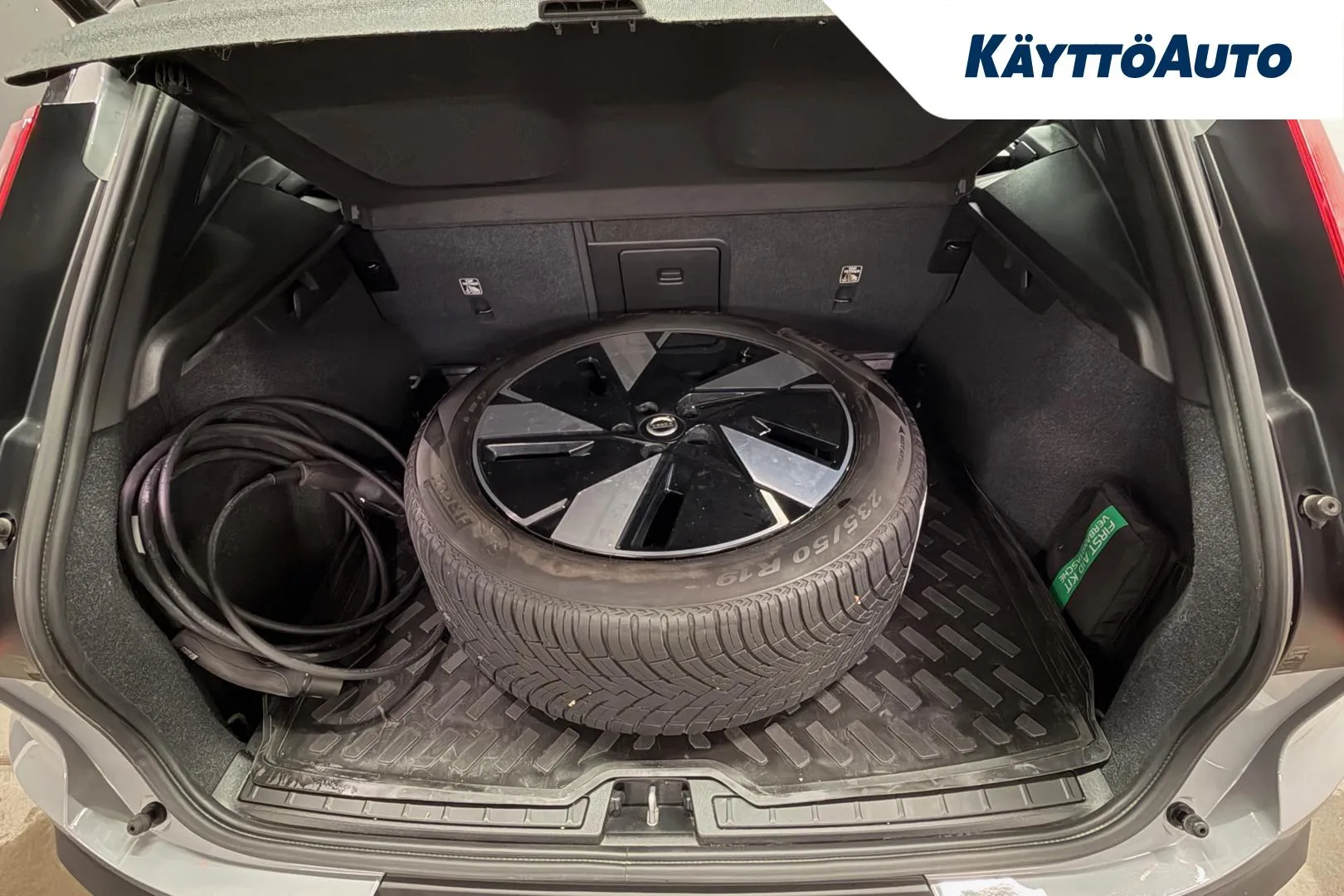 VOLVO XC40 YXS-321 carousel image