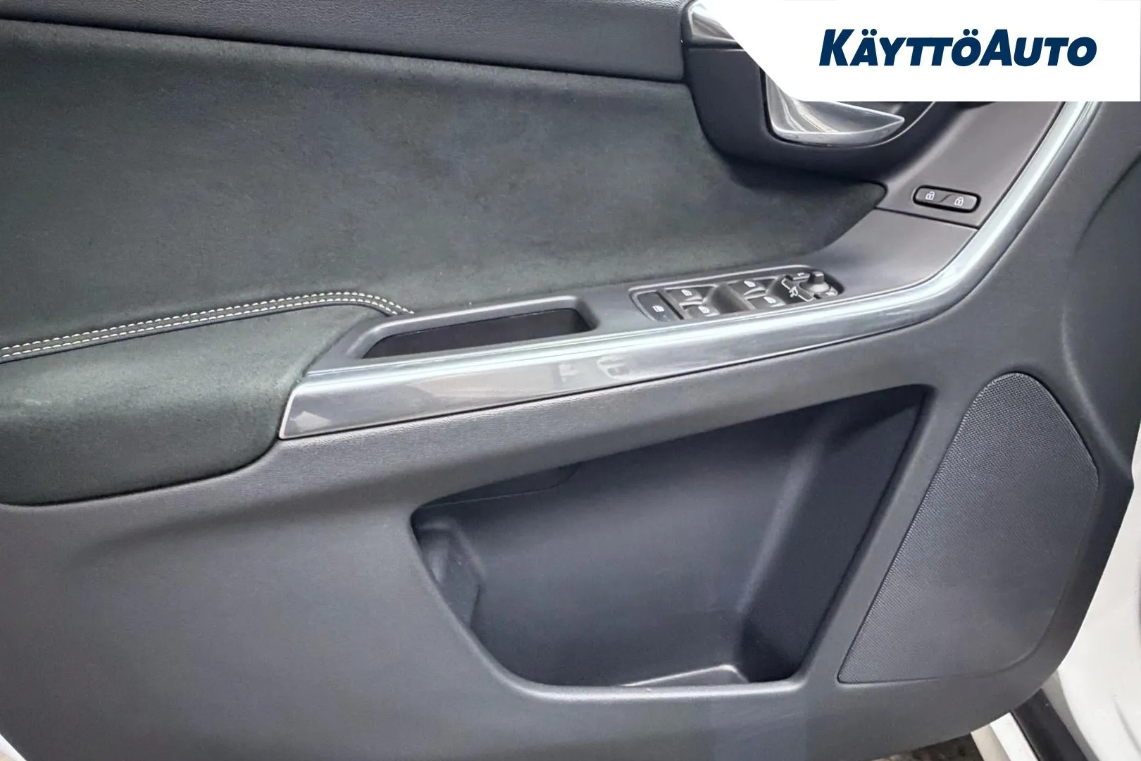 VOLVO XC60 VYX-151 carousel image