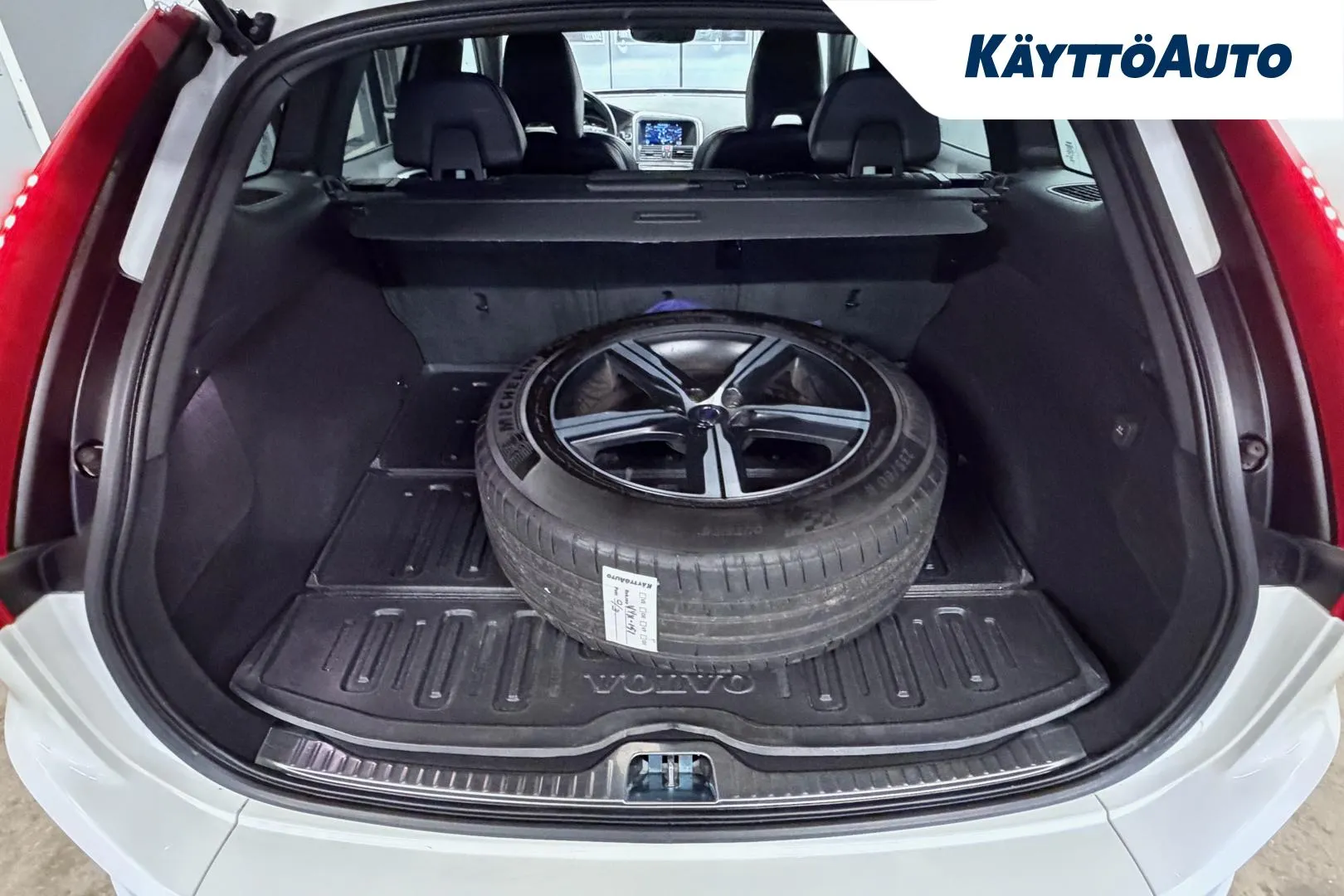 VOLVO XC60 VYX-151 carousel image