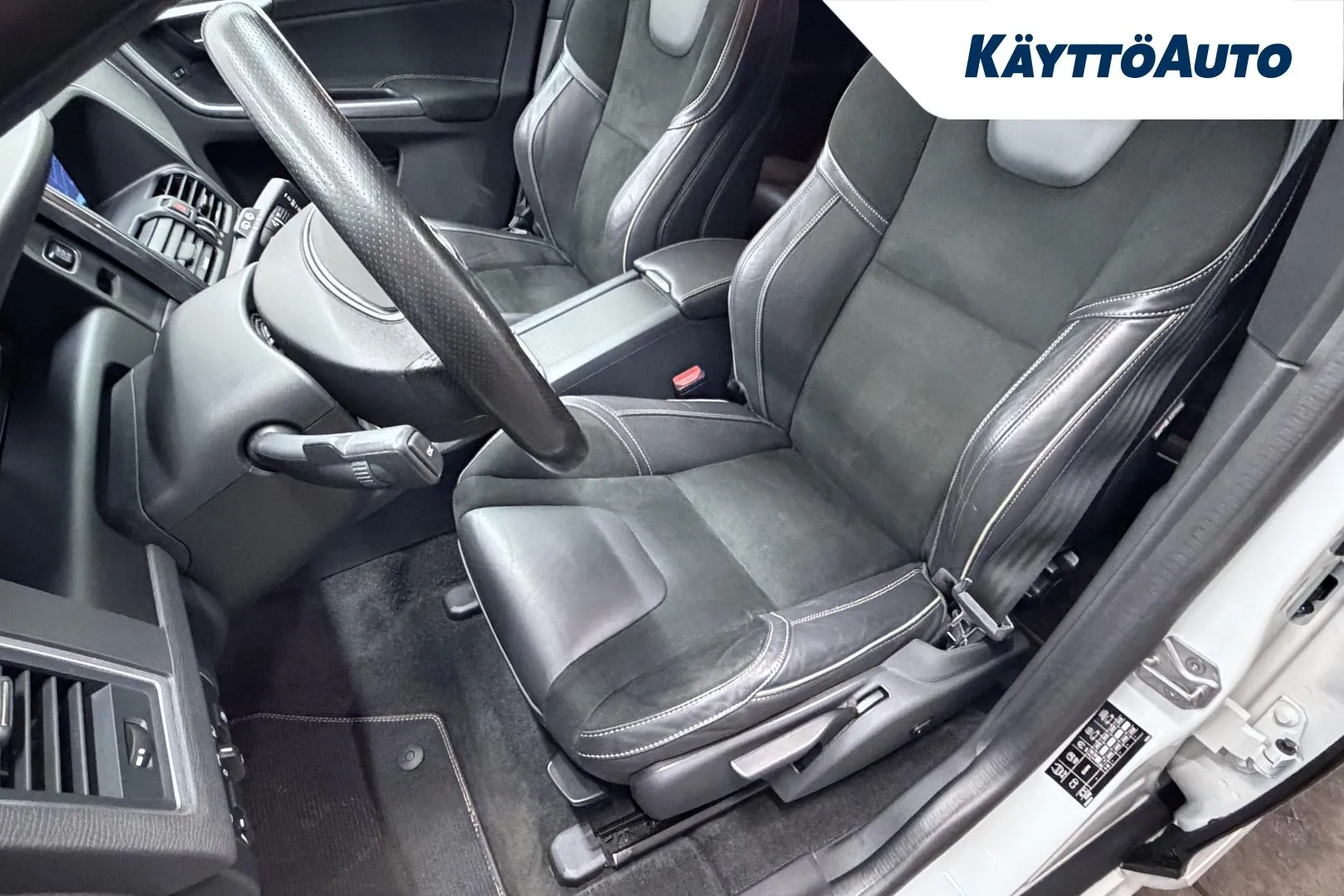 VOLVO XC60 VYX-151 carousel image