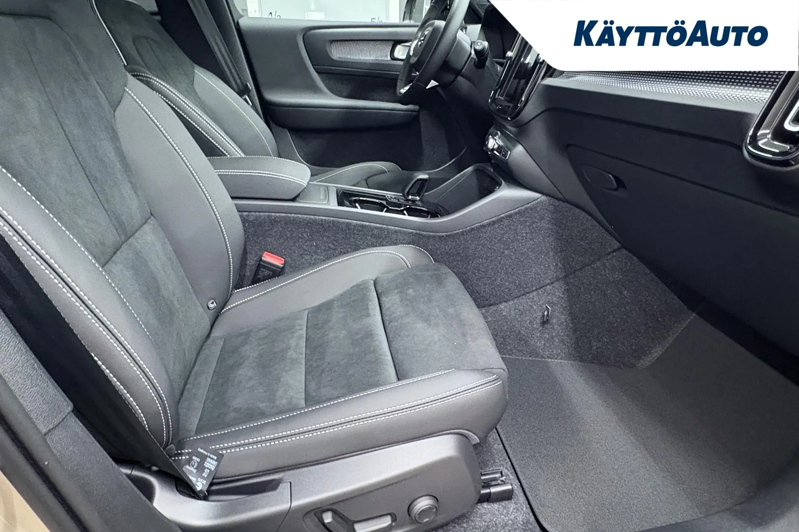 Volvo EX40 RXU-648 carousel image