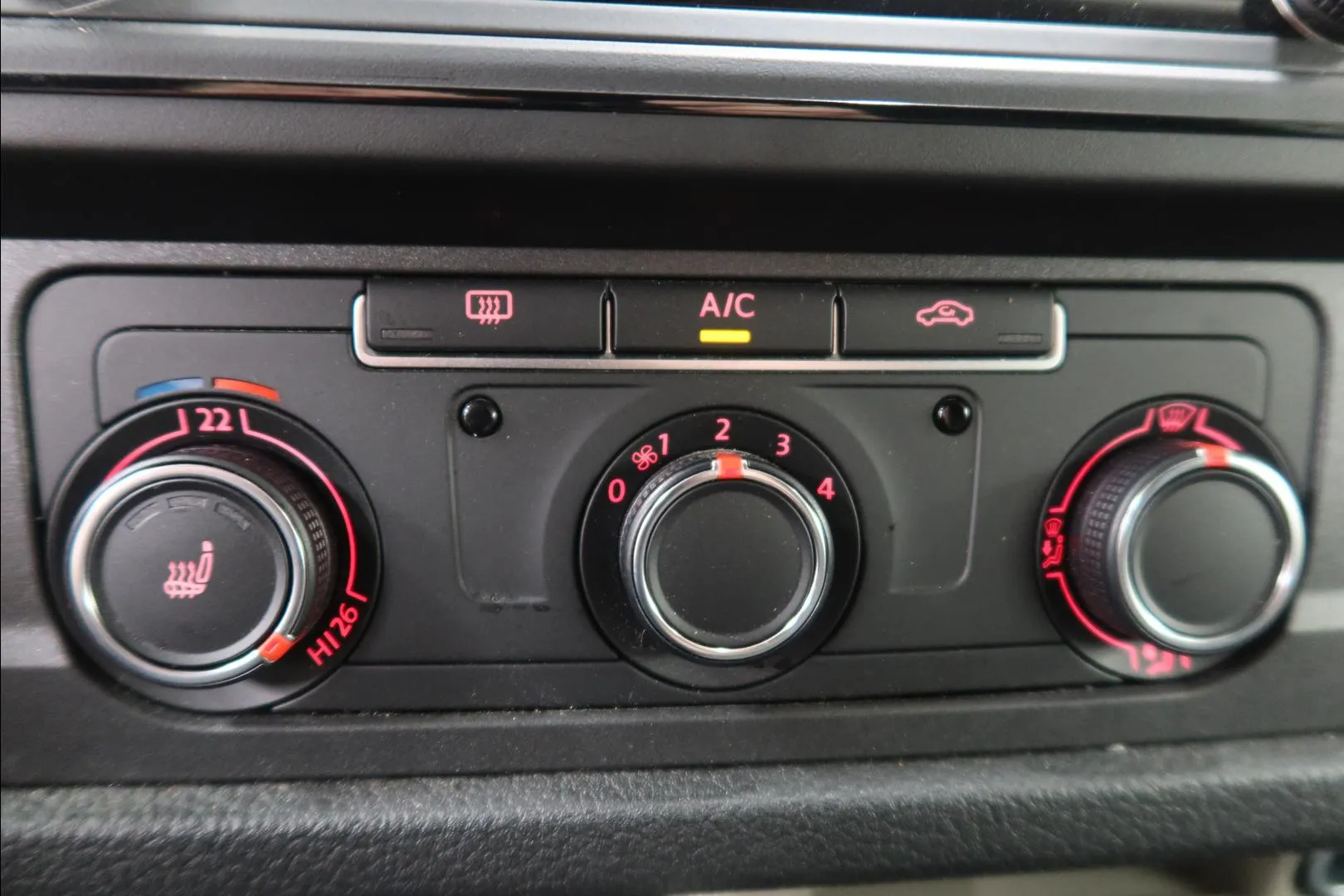 VOLKSWAGEN Transporter LOM-831 carousel image