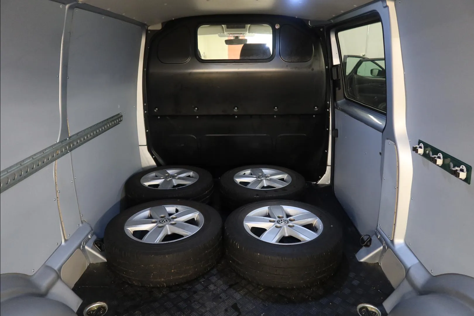 VOLKSWAGEN Transporter LOM-831 carousel image