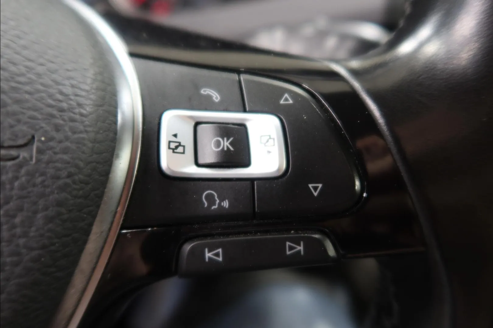 VOLKSWAGEN Transporter LOM-831 carousel image