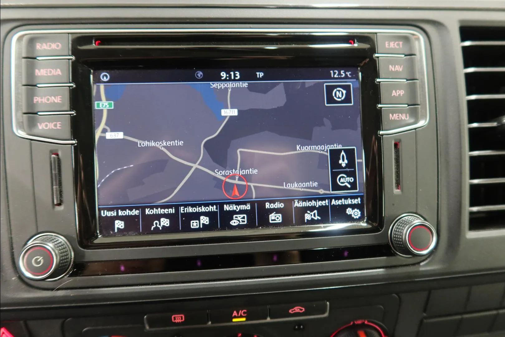 VOLKSWAGEN Transporter LOM-831 carousel image