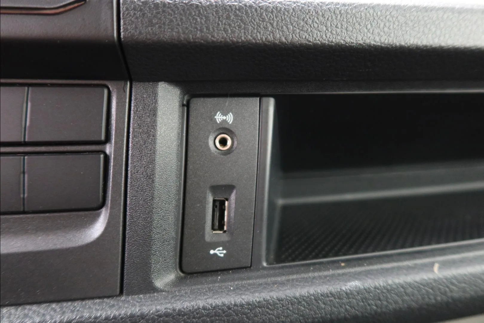 VOLKSWAGEN Transporter LOM-831 carousel image