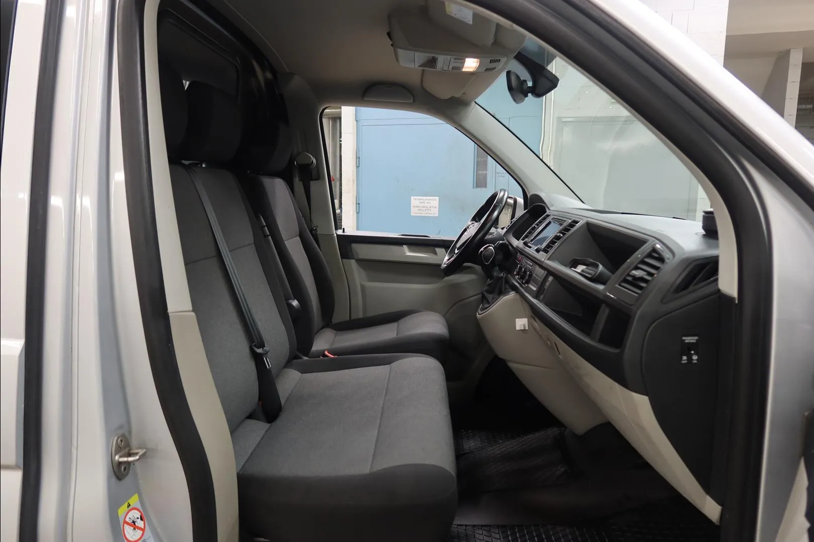 VOLKSWAGEN Transporter LOM-831 carousel image