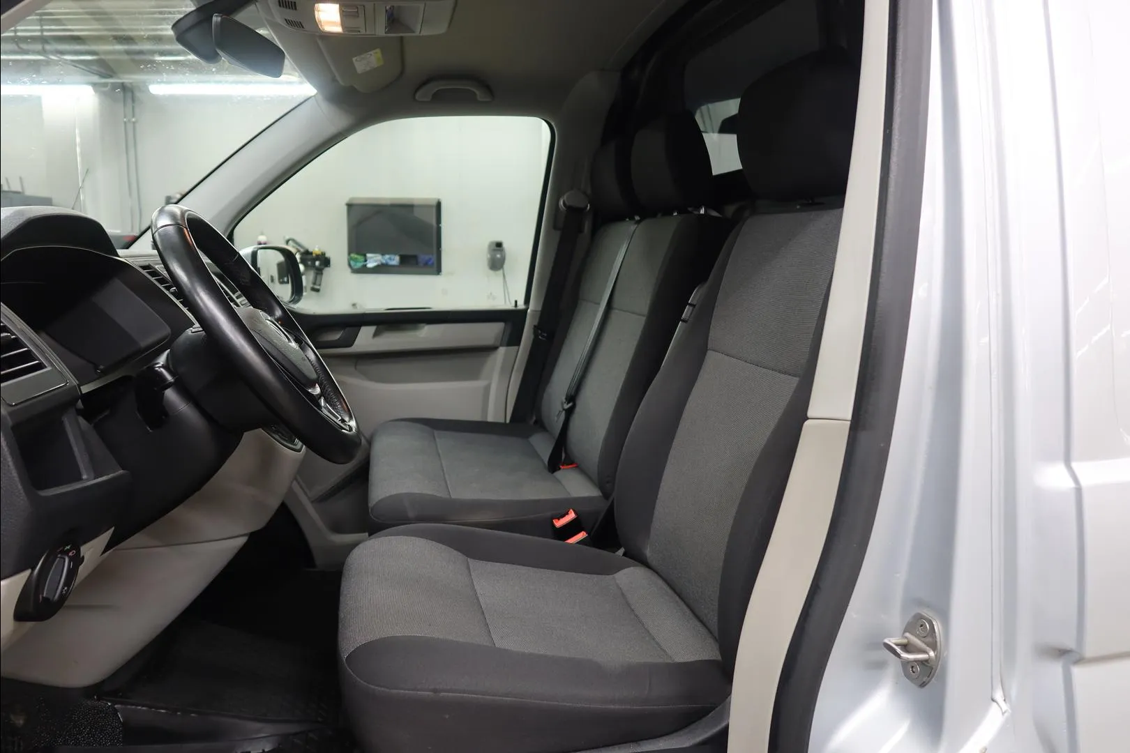 VOLKSWAGEN Transporter LOM-831 carousel image