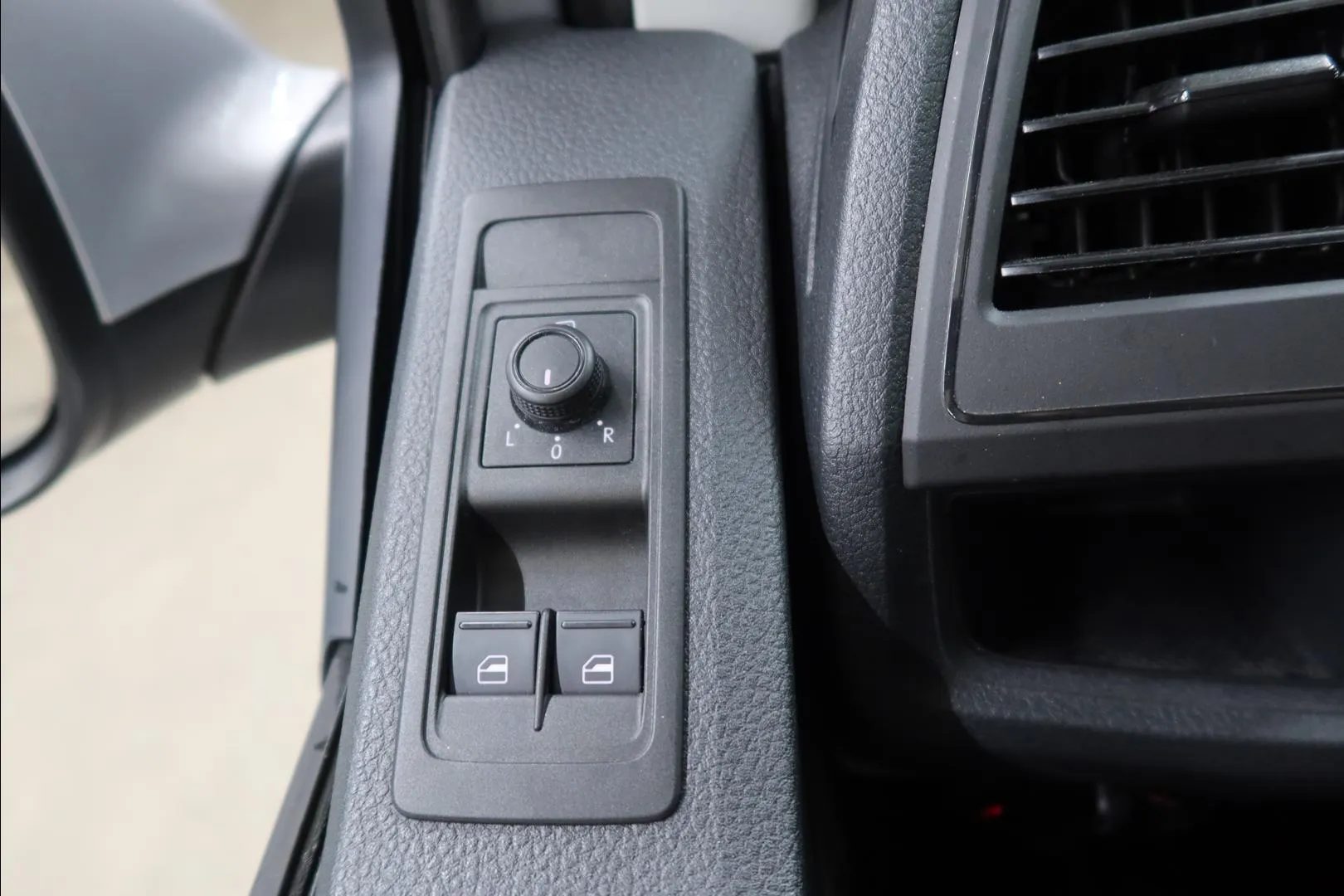 VOLKSWAGEN Transporter LOM-831 carousel image