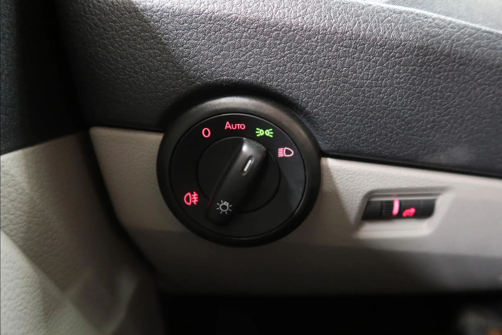 VOLKSWAGEN Transporter LOM-831 carousel image